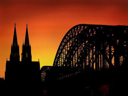 Kölner Dom hinter der Hohenzollernbrücke Foto 