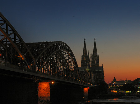 Foto Kölner Dom hinter der Hohenzollernbrücke