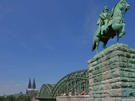 Fotos Reiterstatue vor dem Kölner Dom