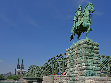 Reiterstatue vor dem Kölner Dom