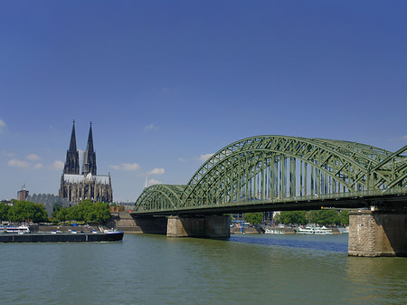 Foto Schiff unter der Hohenzollernbrücke - Köln