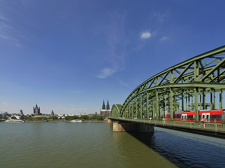 Fotos Zug fährt über die Hohenzollernbrücke | Köln