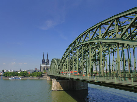 Foto Zug fährt über die Hohenzollernbrücke - Köln