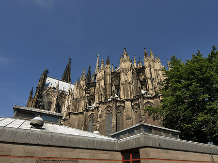 Foto Kölner Dom mit Dombauhütte - Köln