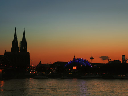 Kölner Dom neben Musical Dome Fotos