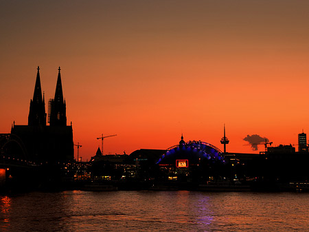 Foto Kölner Dom neben Musical Dome - Köln