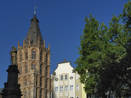 Platzjabeck vor dem Rathausturm Foto 