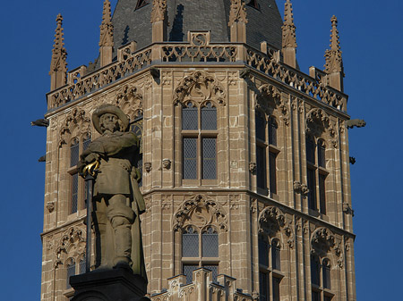 Platzjabeck vor dem Rathausturm