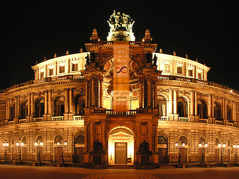 Semperoper bei Nacht Fotos