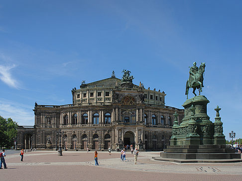 König-Johann-Statue mit Semperoper