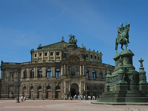 Foto König-Johann-Statue mit Semperoper