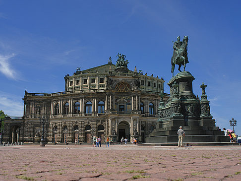 König-Johann-Statue mit Semperoper Foto 