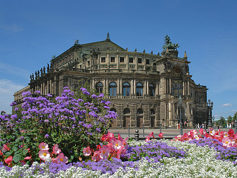 Semperoper mit Blumen