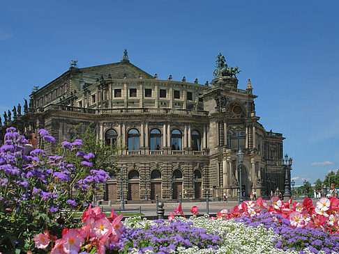 Semperoper mit Blumen