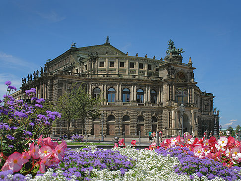 Fotos Semperoper mit Blumen