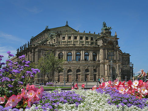 Semperoper mit Blumen