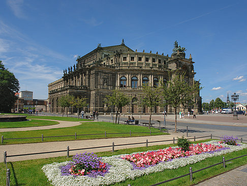 Semperoper mit Blumen