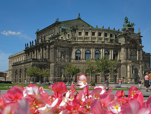 Semperoper mit Blumen Foto 