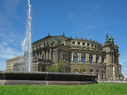 Fotos Semperoper mit Springbrunnen